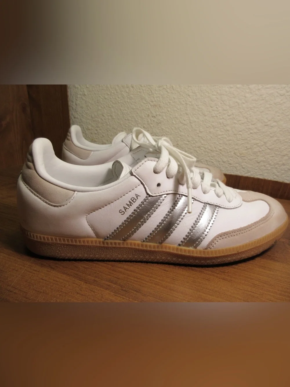 adidas White & Silver Samba Leather Sneakers size 9